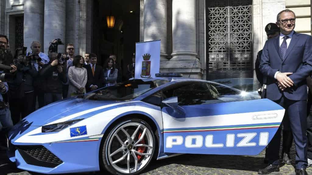 Police in Italy use Lamborghini to transport organs to people hundred miles apart