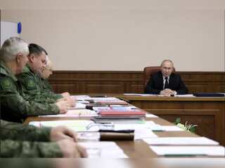 Putin meets top military brass as Zelensky visits US