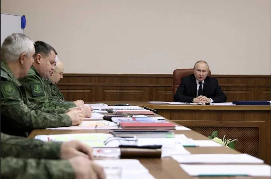 Putin meets top military brass as Zelensky visits US