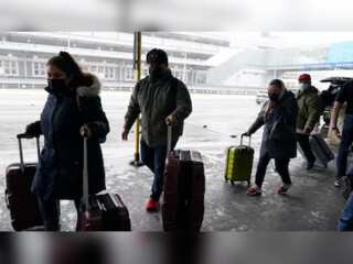 Extreme weather conditions disrupt holiday plans in U.S. | Harsh weather forces flight cancellations