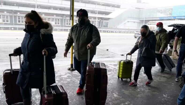 Extreme weather conditions disrupt holiday plans in U.S. | Harsh weather forces flight cancellations