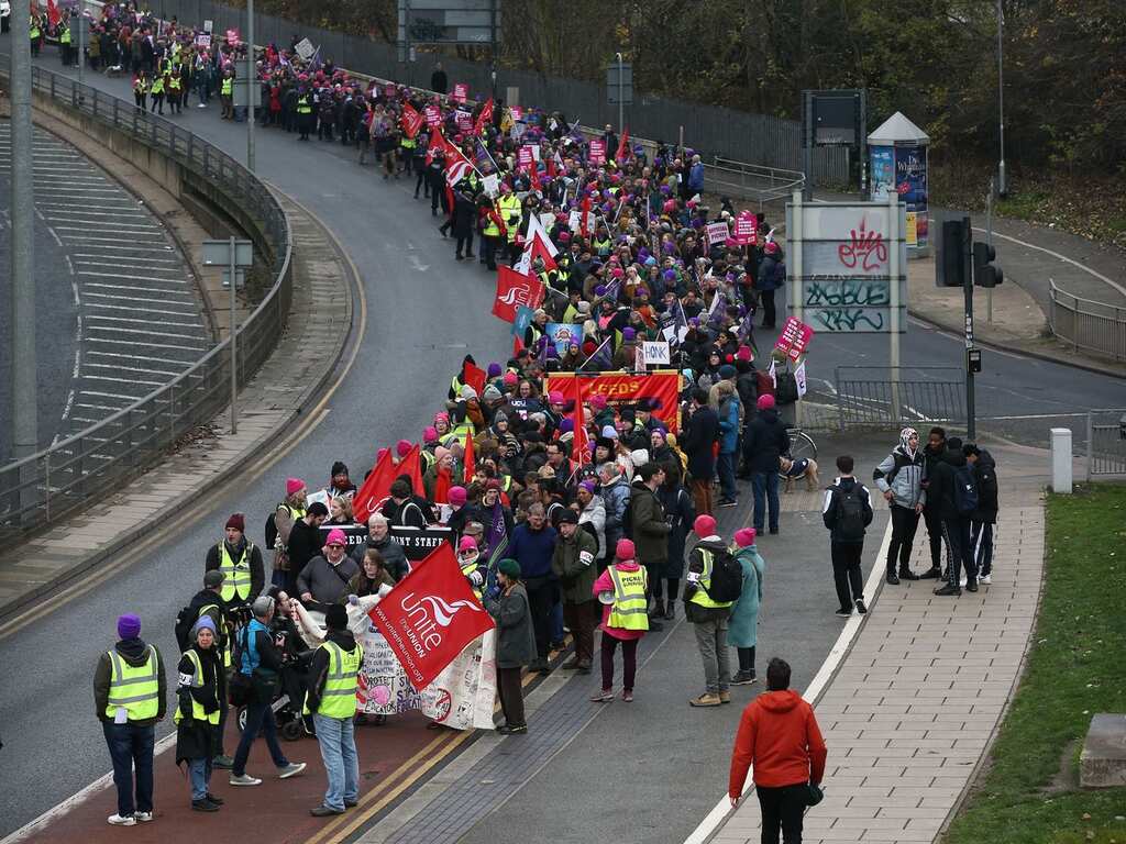UK: Passport control staff strike at six airports for better pay