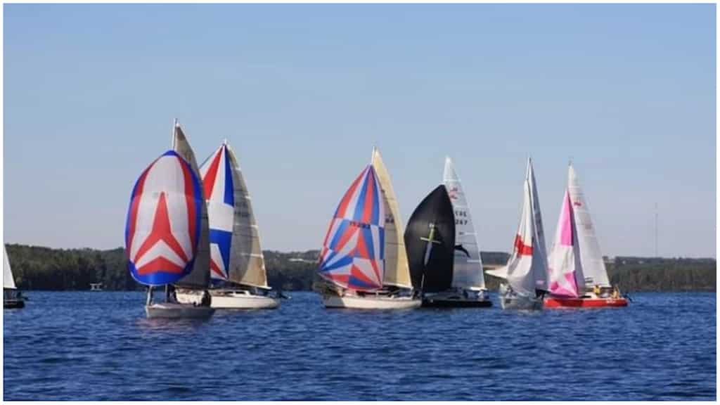 Andoo Comanche takes early lead in Sydney Hobart yacht race