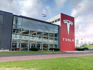 World Business Watch: Tesla shares drop 11.4 percent as demand worries persist in China