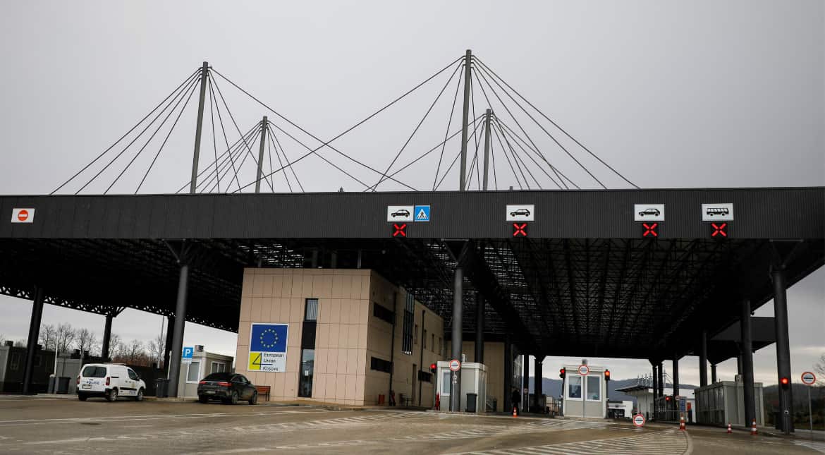 Serbs remove roadblock between Kosovo and Serbia border crossing as tensions ease Serbs remove roadblock between Kosovo and Serbia border crossing as tensions ease