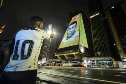 Tributes to Pele on the facade of Sao Paulo buildings