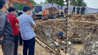 Vietnam: Rescue workers pull out body of 10-year-old boy from shaft of concrete pillar