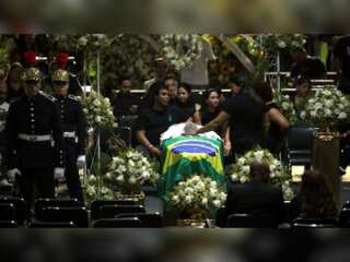 Brazilians pay tribute to Pele with 24-hour wake