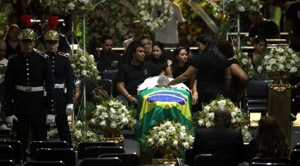 Brazilians pay tribute to Pele with 24-hour wake