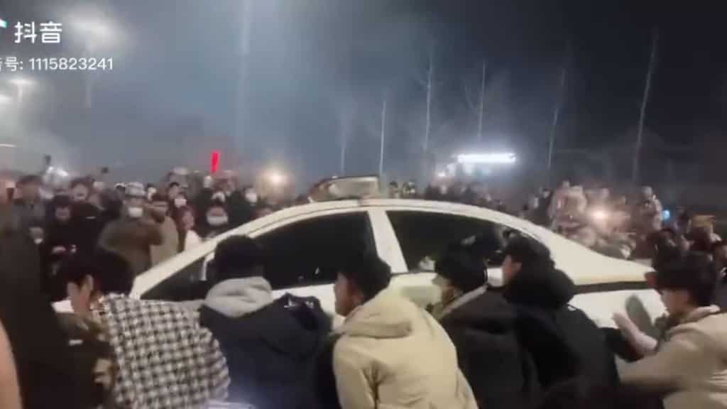 People attack and overturn police car in Henan to defy fireworks ban in China