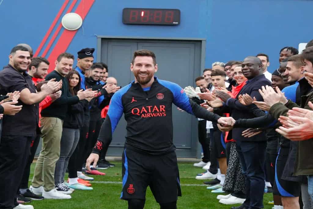 World Cup winner Lionel Messi given guard of honour as he returns to PSG