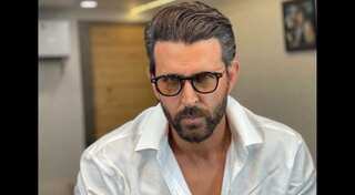 Hrithik Roshan reveals he's on crutches after suffering a muscle injury 