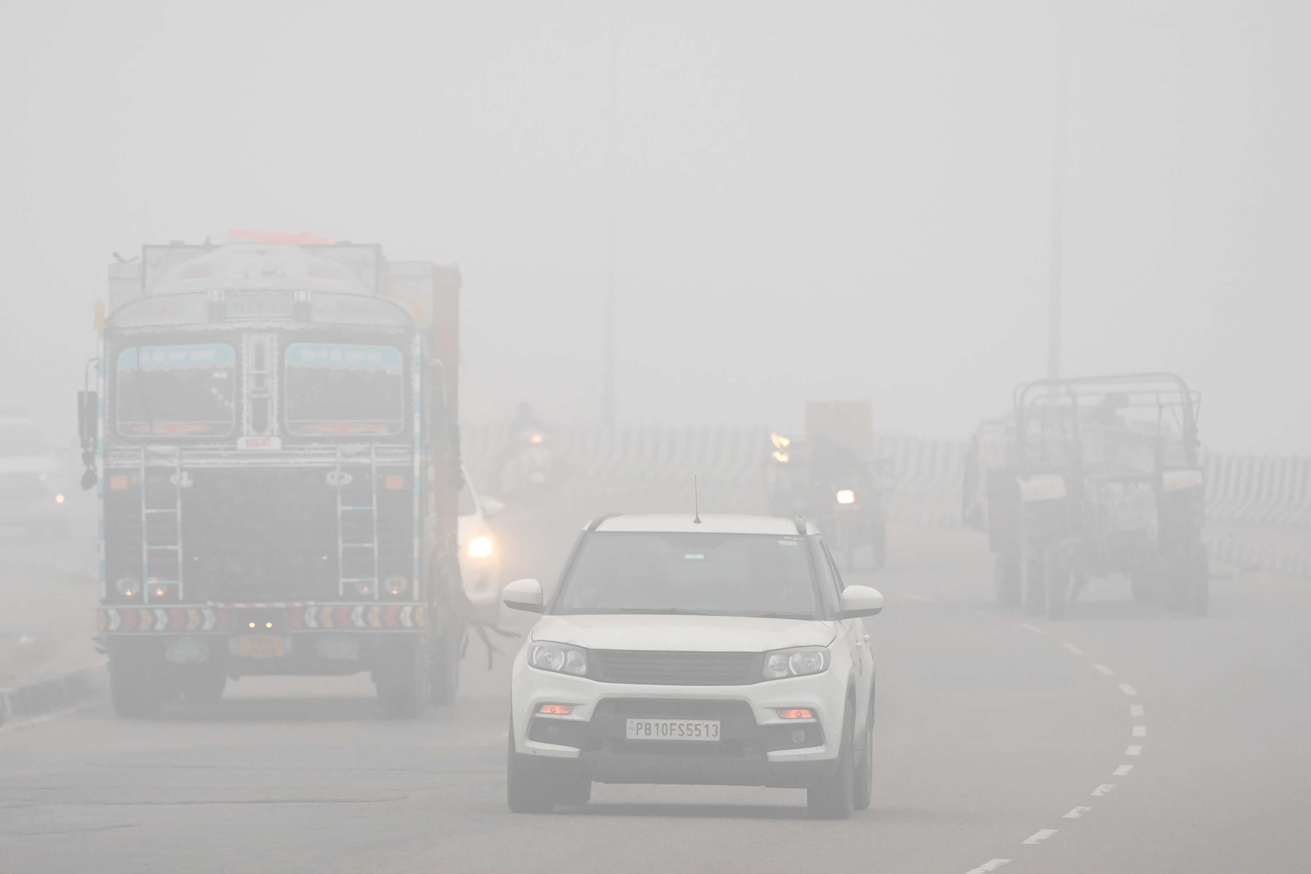 Severe cold wave sweeps north India, poor visibility due to fog delays many flights, 480 trains Severe cold wave sweeps north India, poor visibility due to fog delays many flights, 480 trains