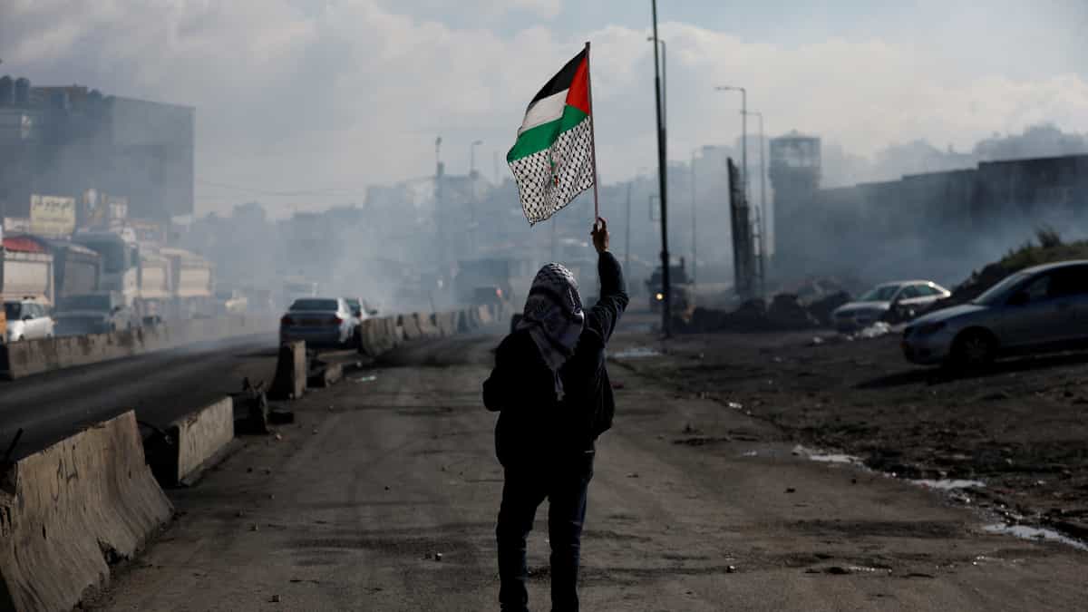 Ben-Gvir orders Israeli police to remove Palestinian flags from public spaces Ben-Gvir orders Israeli police to remove Palestinian flags from public spaces