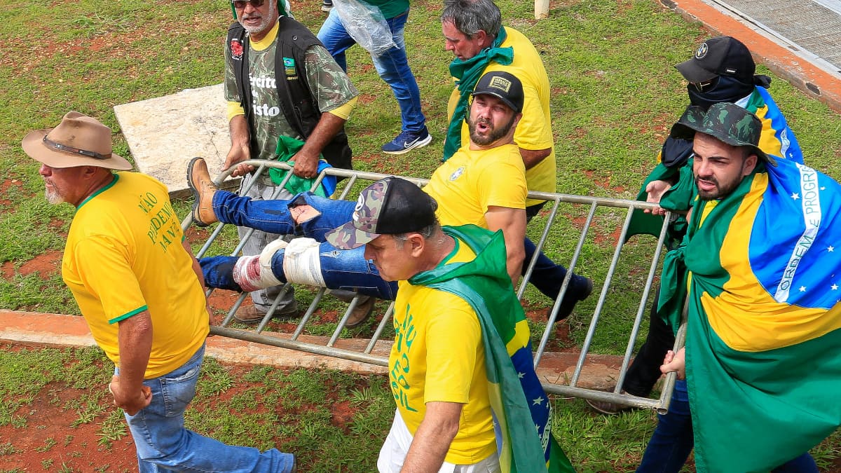 Many security officials and police got injured