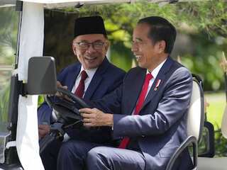Malaysia PM begins first state visit & meets Indonesian President