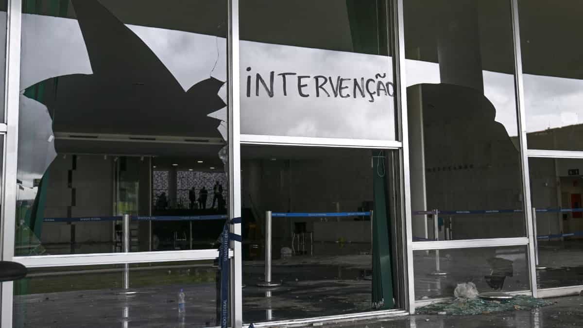 Graffiti by Bolsonaro supporters reads 'Intervention'