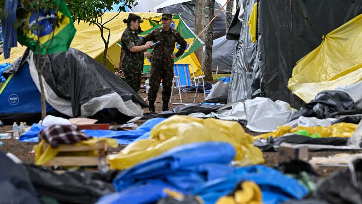 Soldiers dismantle protestors' camps
