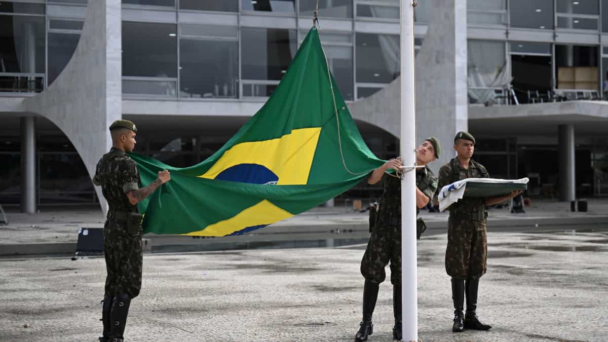 Soldiers hoist Brazil's flag at Congress