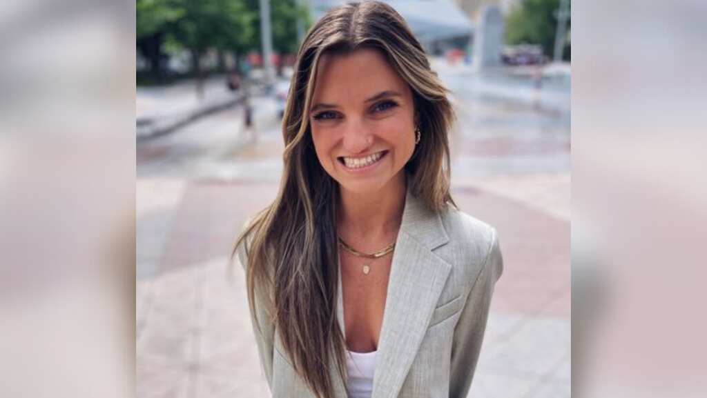 What is the COVID vaccine controversy surrounding Jessica Robb, the Canadian reporter who collapsed on air?
