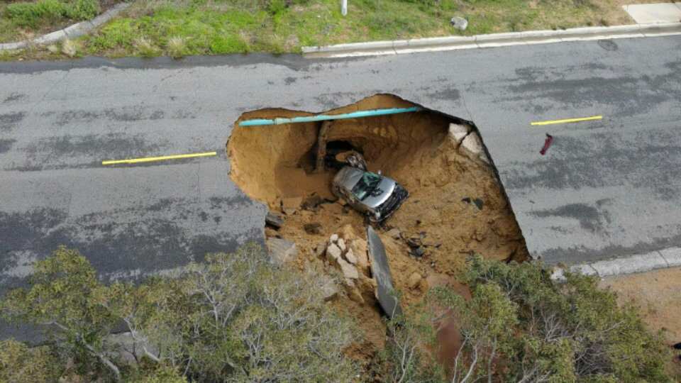 US: A giant sinkhole swallows two vehicles in Los Angeles