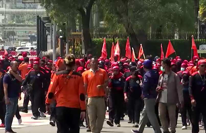 Indonesia: Workers protest against govt's emergency regulation on job law