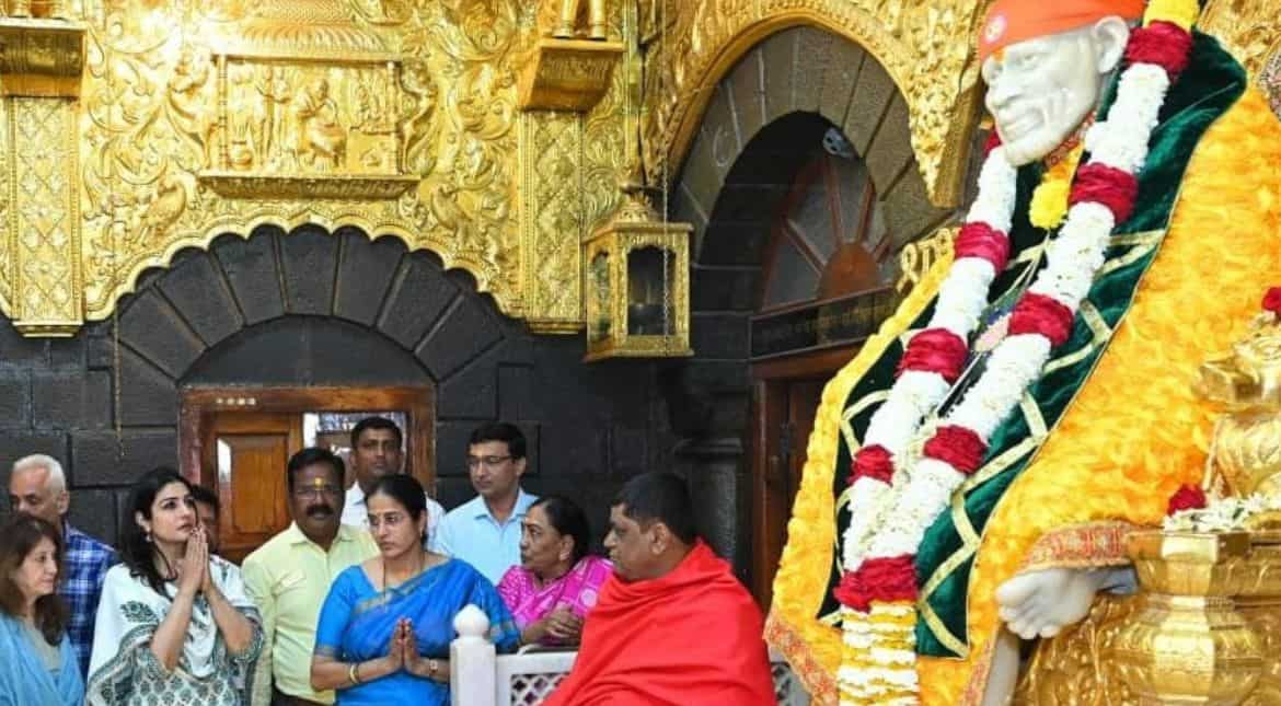 Raveena Tandon spotted at Sai Baba temple in Shirdi Raveena Tandon spotted at Sai Baba temple in Shirdi