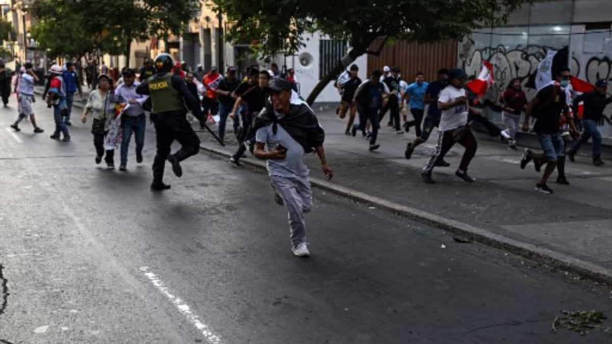 Protesters clash with police in Lima