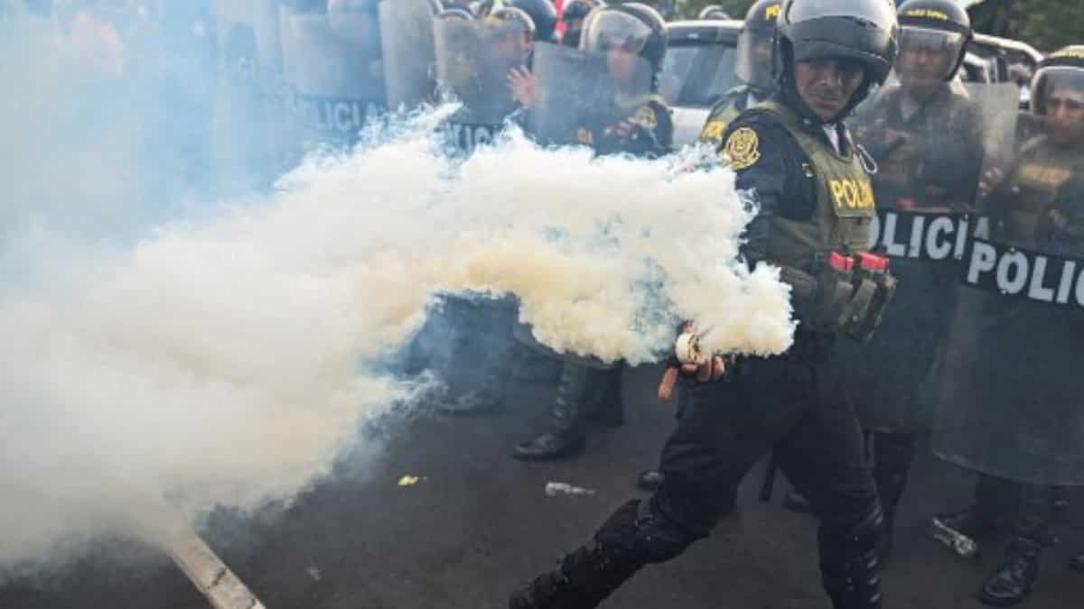 Police throws smoke bombs