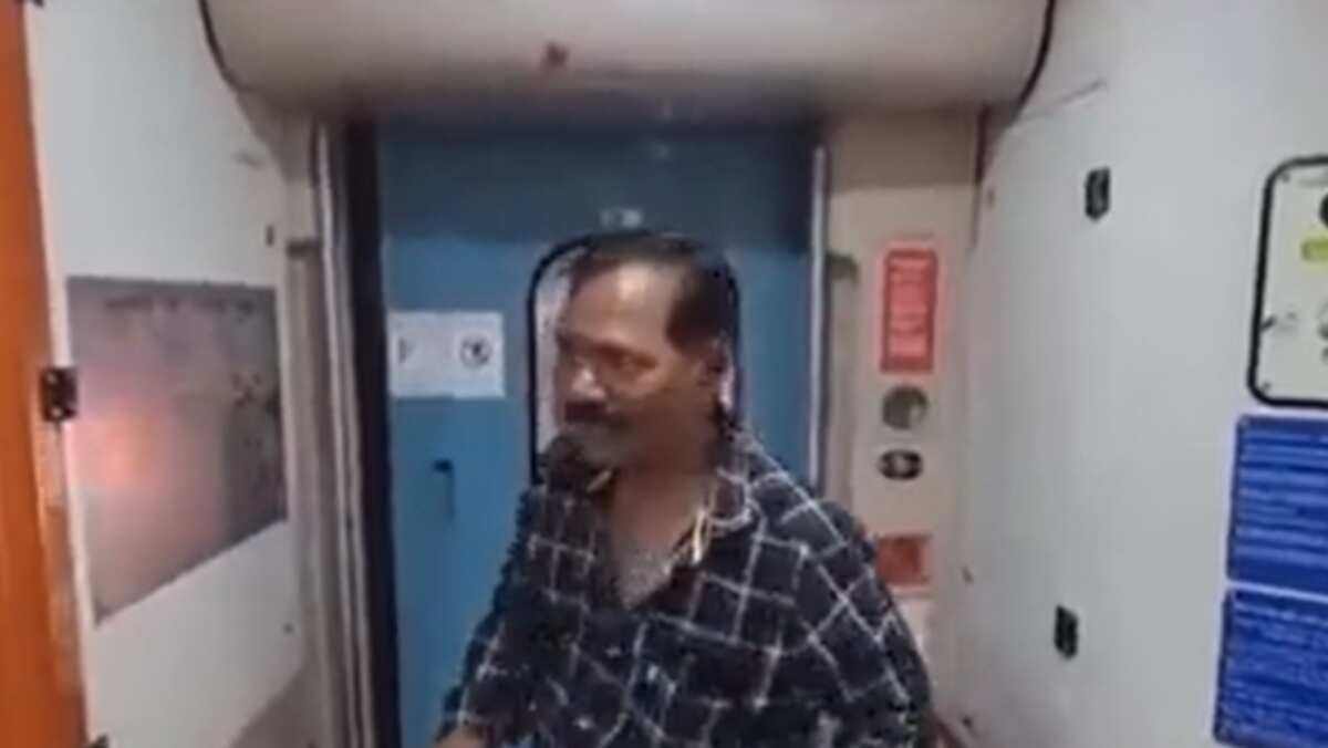 WATCH | Man boarded Vande Bharat Express to take selfies, gets stuck inside as automated doors closed WATCH | Man boarded Vande Bharat Express to take selfies, gets stuck inside as automated doors closed