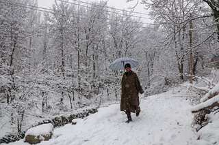 Kashmir receives fresh snowfall, Srinagar-Jammu National Highway closed