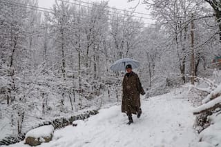 Kashmir receives fresh snowfall, Srinagar-Jammu National Highway closed