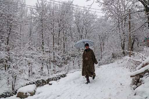 Kashmir receives fresh snowfall, Srinagar-Jammu National Highway closed