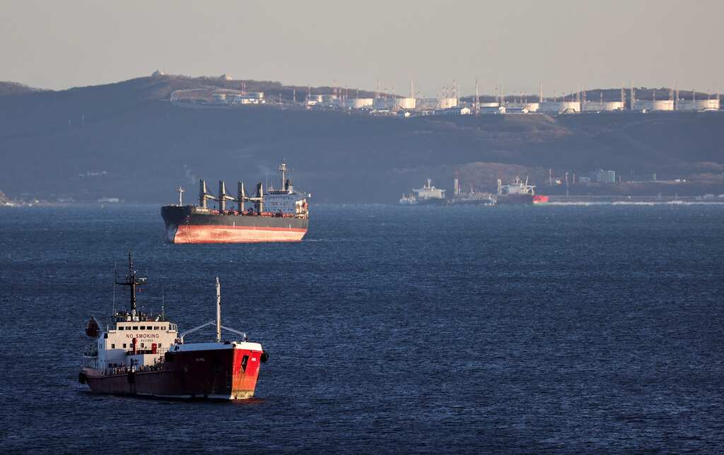 Pakistan to buy discounted Russian oil to ease economic pains