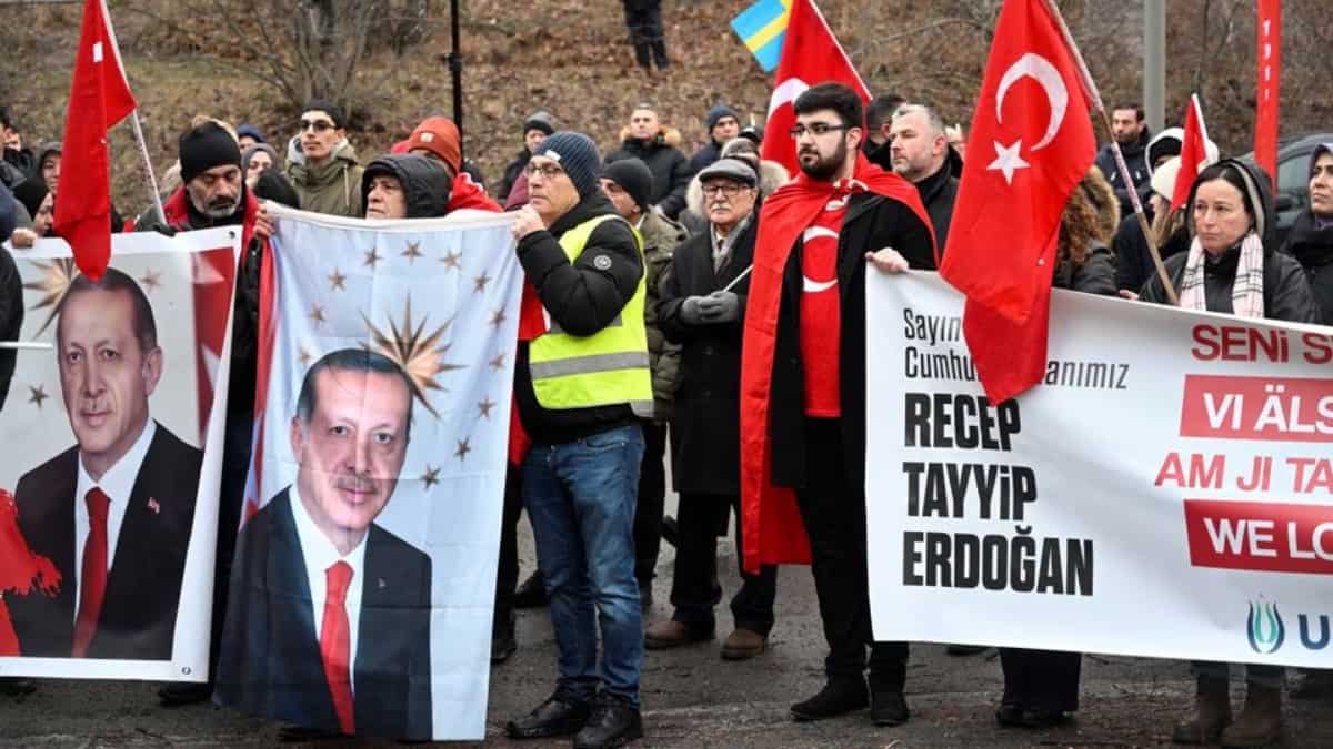 Pro-Turkiye group hold counter protest in support of Erdogan