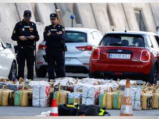 Spain: Police offloads boxes of Cocaine from cattle ship