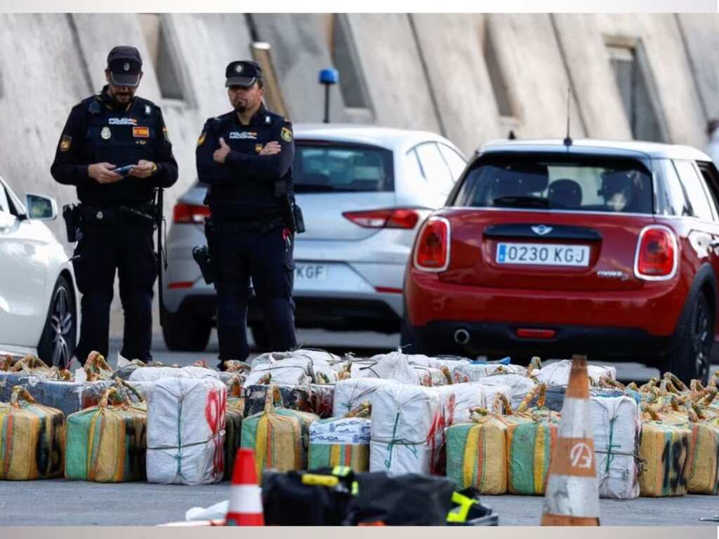 Spain: Police offloads boxes of Cocaine from cattle ship
