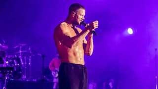 Imagine Dragons frontman Dan Reynolds goes shirtless during Lollapalooza performance