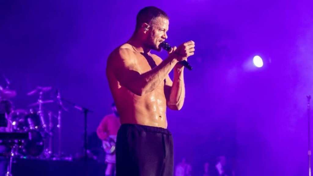 Imagine Dragons frontman Dan Reynolds goes shirtless during Lollapalooza performance