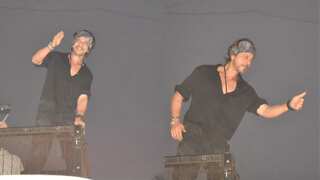 Shah Rukh Khan greets fans outside his Mumbai house after 'Pathaan' success