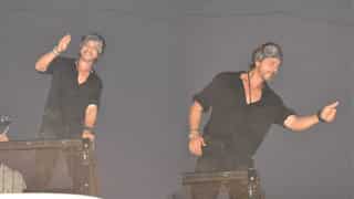 Shah Rukh Khan greets fans outside his Mumbai house after 'Pathaan' success