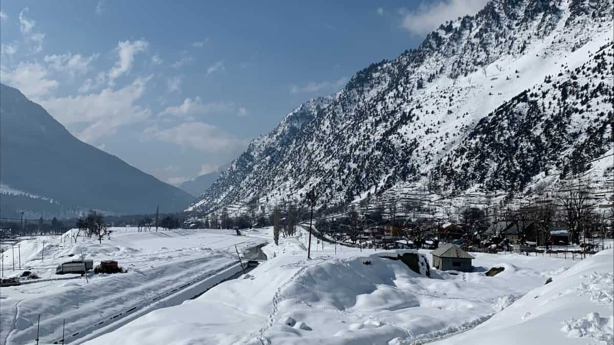 Heavy snowfall brings normal life to a halt in Kashmir; all National Highways closed, flights, trains affected