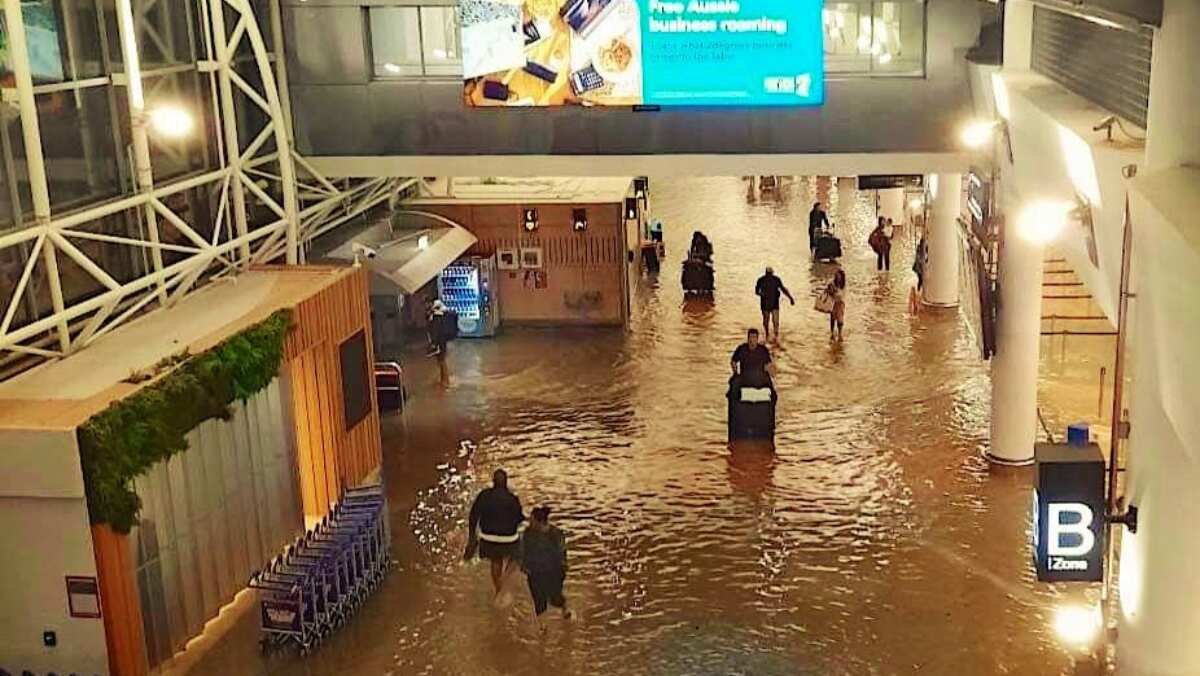 Travellers urged not to go to Auckland Int'l airport unless flight is confirmed