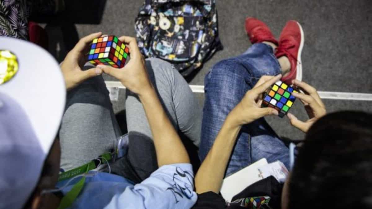 Rubik’s cube fans descend in Glasgow to compete at 'speedcubing'