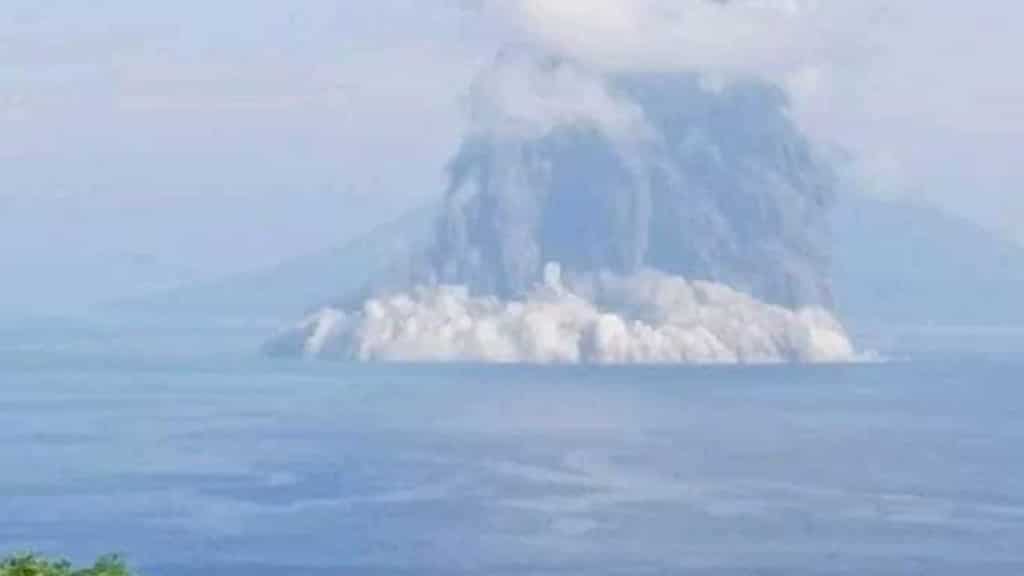 Vanuatu volcano throws up huge fumes of ash into Pacific's 'Ring of Fire'