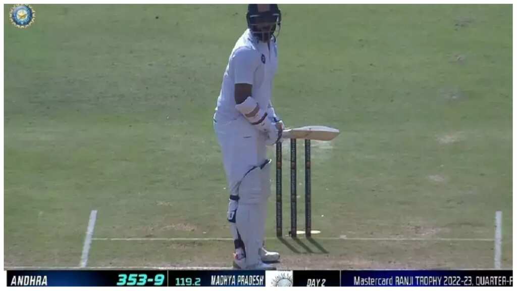WATCH: Vihari, India's SCG Test wounded hero, comes out to bat with fractured wrist during Ranji QFs