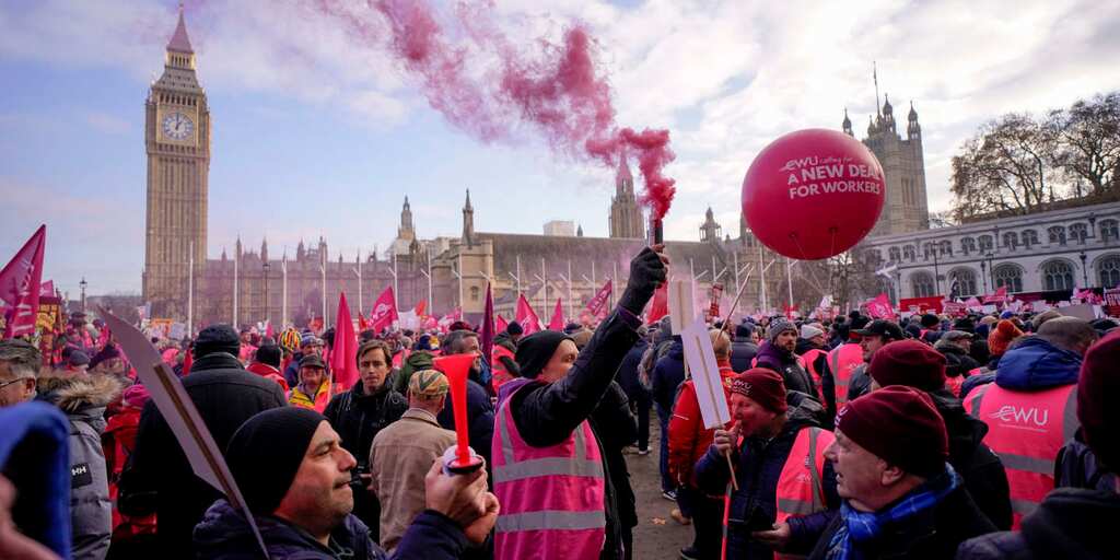 UK: Teachers, Civil servants join mass strike, protest over new law