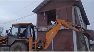 India: Hurriyat leader’s shopping complex demolished in South Kashmir