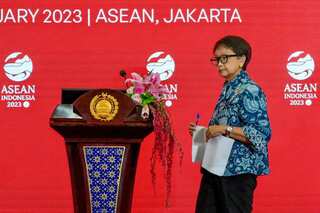 ASEAN commits to reach agreement with China over disputed territory