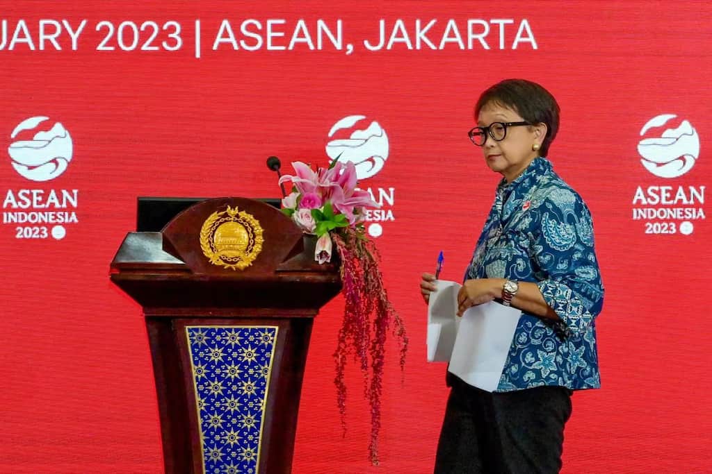 ASEAN commits to reach agreement with China over disputed territory